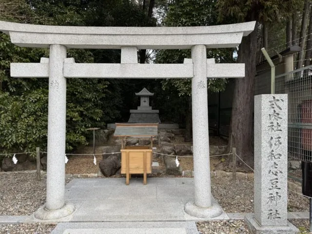 小社の鳥居と石段を正面から望む（2025年2月17日撮影）