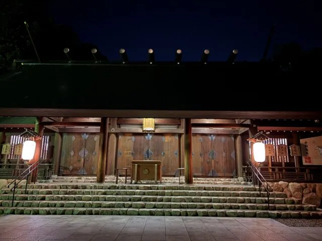 夜の拝殿正面と石段（2026年6月4日撮影）