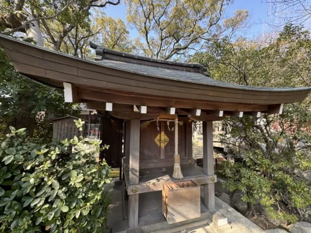 池側にある市杵島神社