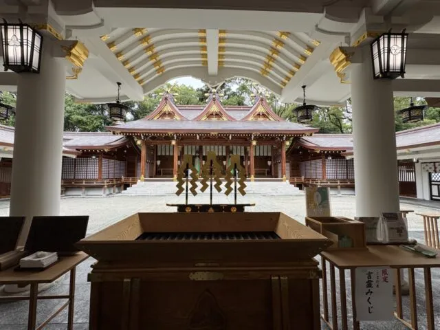 本殿の三連屋根と回廊