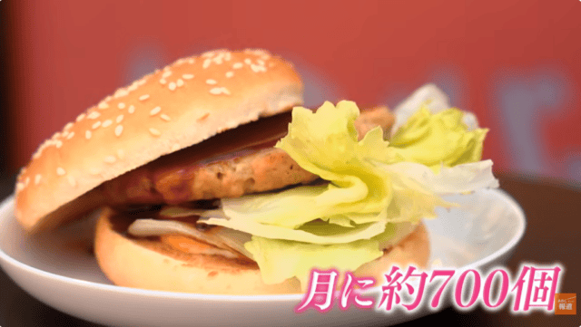 ABCテレビの紹介写真。ゴマ付きバンズにパティとレタスを挟んだテリヤキバーガー