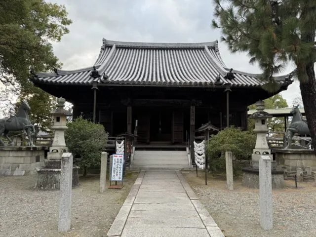 聖徳殿正面の近景。左右の馬像と屋根の造り。