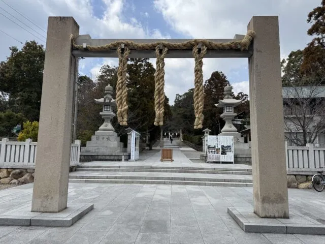 注連縄の鳥居から拝殿を望む（2025年2月17日撮影）