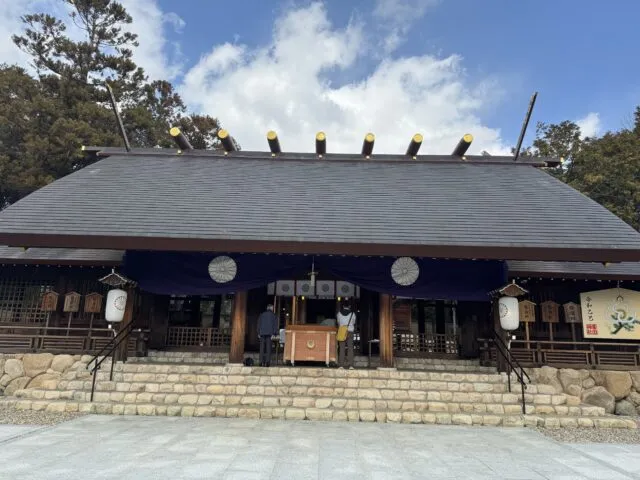 拝殿正面の屋根・菊紋の幕・賽銭箱（2025年2月17日撮影）