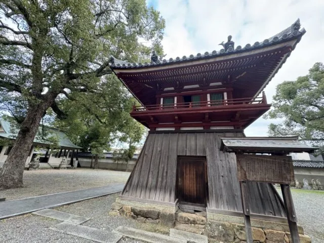 赤い二層の鐘楼。