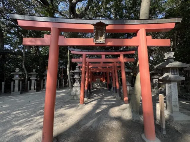 神明神社へ続く鳥居列