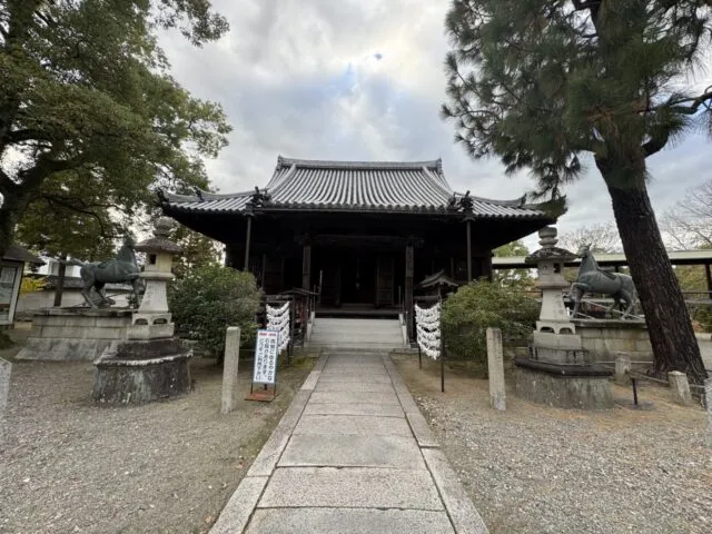 石灯籠や参道も入る聖徳殿の全景。