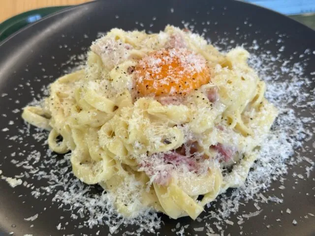 パスタと卵黄、ソースのアップ