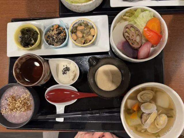 料理に寄った一枚。器の配置と赤いれんげ。（2025年1月7日撮影）