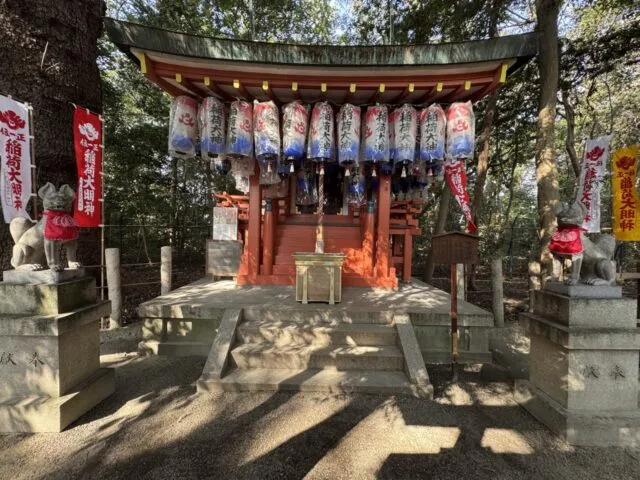 狐像を両側に備えた社殿正面
