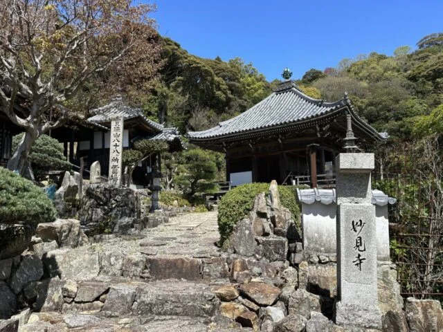 妙見寺の石標と観音堂への石段
