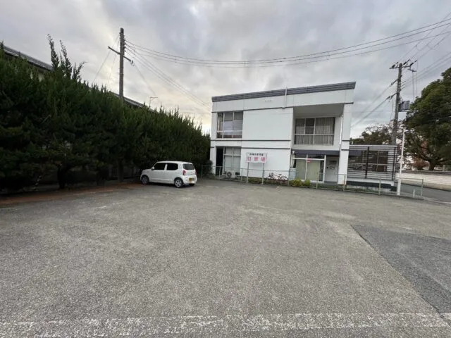 「斑鳩寺参拝者駐車場」の看板。