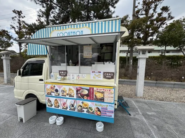 キッチンカーの店名・メニューが分かる車体側面（2025年2月17日撮影）