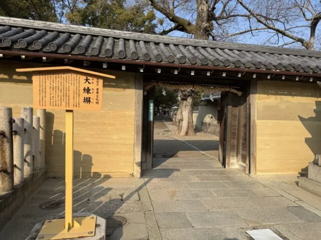 大練塀の由緒板と土塀