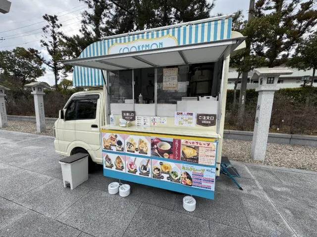 キッチンカーの販売窓口と全体（2025年2月17日撮影）