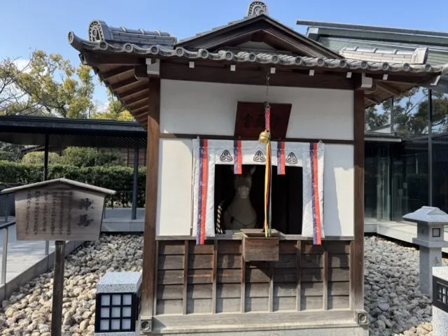 神馬舎の建物と案内板