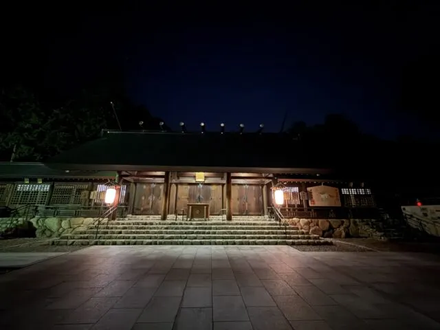 夜の廣田神社の拝殿と回廊（2026年6月4日撮影）