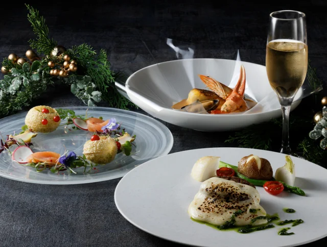 ホテルオークラ神戸のクリスマスディナーの料理とシャンパン（ホテル公式画像）