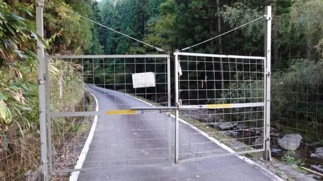 市原峠の登山口駐車場へ向かう林道入口の獣害防止柵(神河町側)