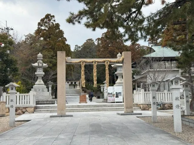 三本の注連縄の鳥居と参道（2025年2月17日撮影）