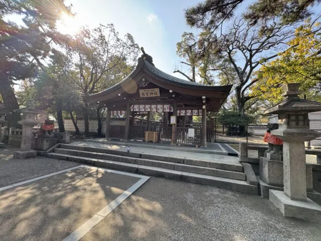 南宮神社の扁額と社殿正面