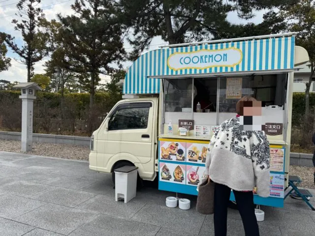 撮影当日のCOOKMONキッチンカーと注文窓口（2025年2月17日撮影）