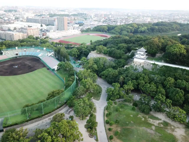 明石公園の城跡と緑地を上空から見た参考写真