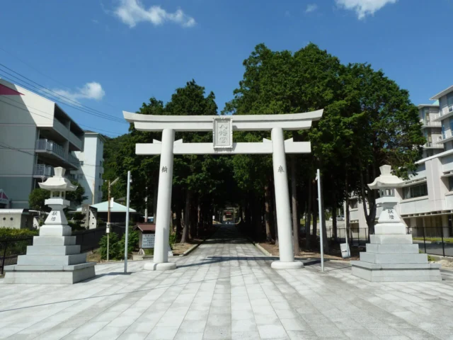 西脇八幡神社の大鳥居と石の参道。神社公式掲載の平常時の写真。参道は車両通行禁止。