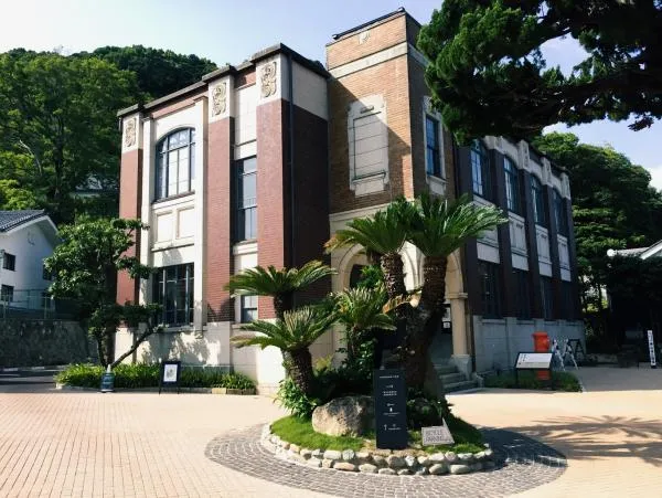 赤茶色の壁と縦長の窓が並ぶ醤油の郷大正ロマン館の事務所棟