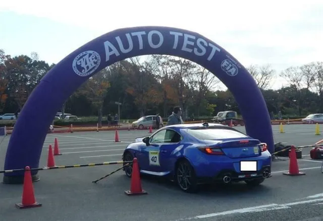 JAF公式のオートテスト参考写真。駐車場にパイロンとスタート用のアーチを配置した場面