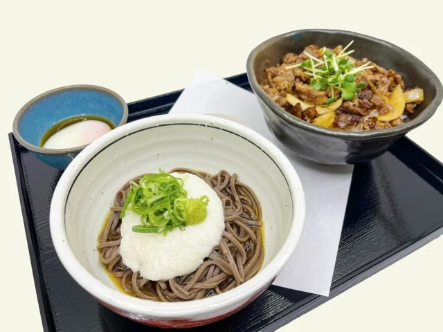 西紀SA上りの公式料理写真。焼肉丼と、おろし・ねぎを載せた出石そば、卵の小鉢が並ぶ。