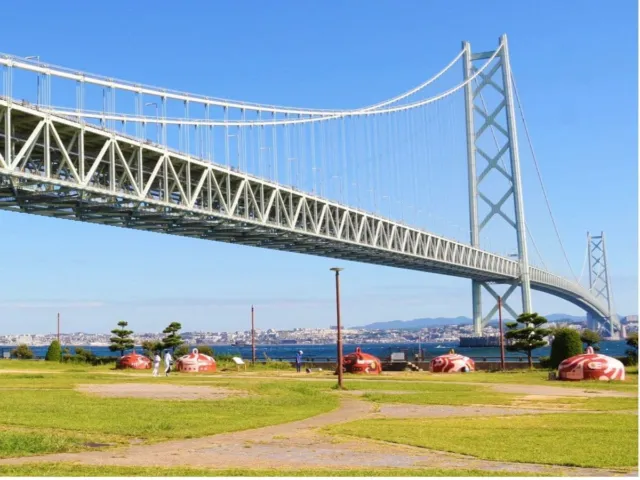 道の駅あわじの海辺から見上げる明石海峡大橋
