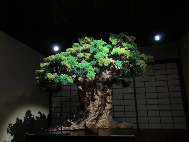 ワイヤーの太い幹と緑のビーズの枝葉でつくられたバオバブ。会場公式が紹介する作品写真