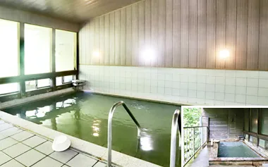 しそう よい温泉の男湯。木の壁と大きな窓、角形の浴槽