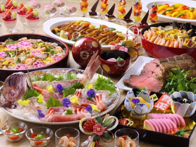 新春ファミリーブッフェの料理イメージ。ローストビーフ、ちらし寿し、魚介料理やスイーツ