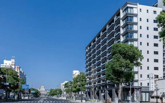 大手前通り側から見たローレルコート姫路大手前通りの実際の建物外観