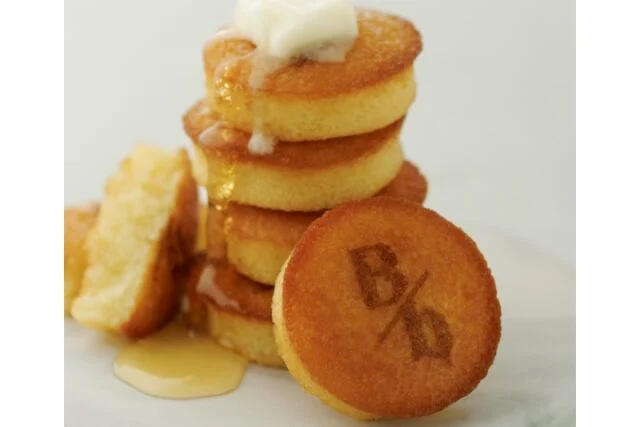 神戸阪急公式案内のバターフィナンシェの商品イメージ。丸い焼き菓子にバターとはちみつを添えた盛り付け
