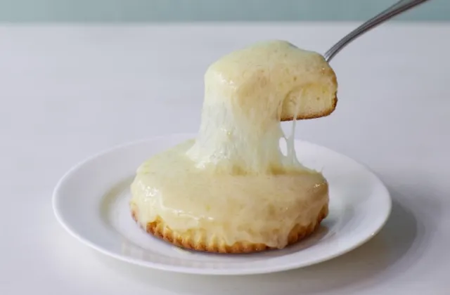 スポンジの上のチーズがとろけてのびる観音屋のデンマークチーズケーキ