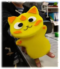 黄色い本体とオレンジ色の耳を付けた、とことこ招き猫の工作見本