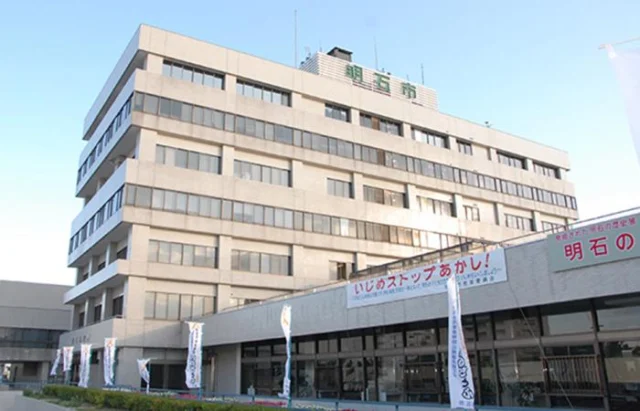 明石市の公式庁舎案内に掲載された本庁外観