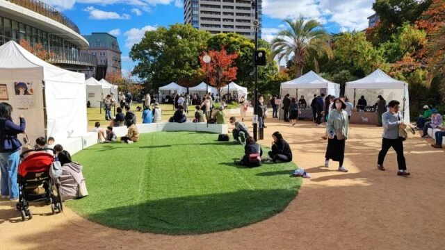 2022年の宝塚コーヒーフェスティバル。庭園に白い販売テントが並ぶ様子