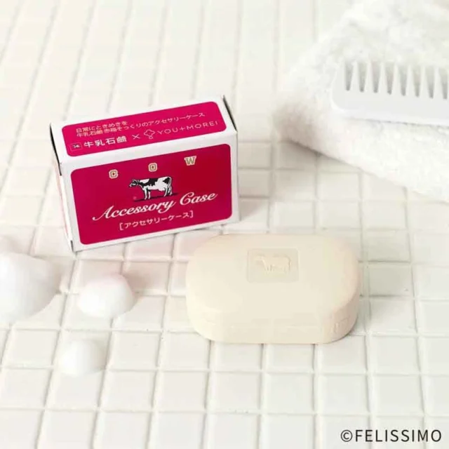 石けんの形を再現した白いアクセサリーケースと赤い箱。洗顔用石けんではなく小物入れ
