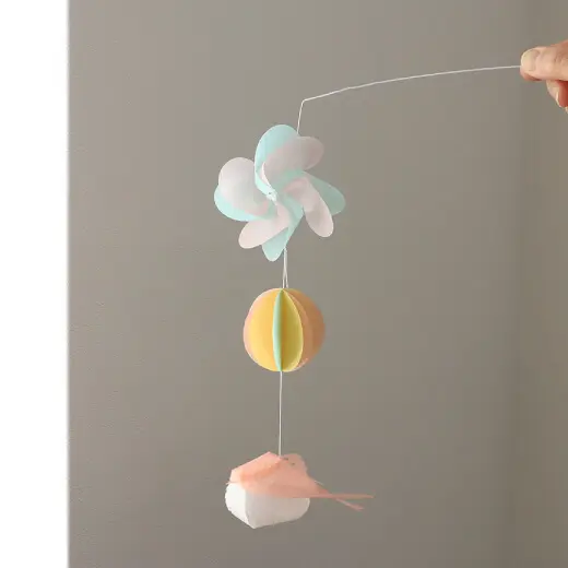 Aコースの作品例。淡い水色と白の花ぐるま、黄色と橙色のペーパーボール、淡い色のことり