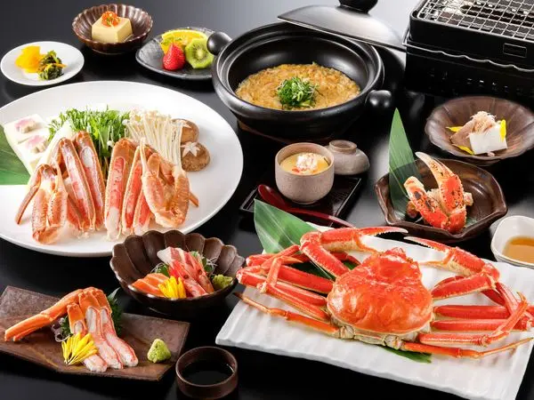 深山の公式予約ページにあるかに料理の例。茹でがに、脚の霜降り、焼きがに、鍋などが並ぶ