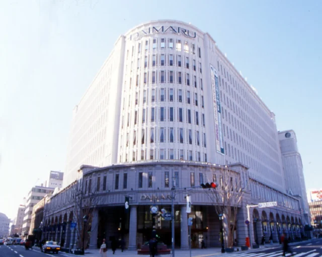 丸みを帯びた角と回廊がある大丸神戸店の本館