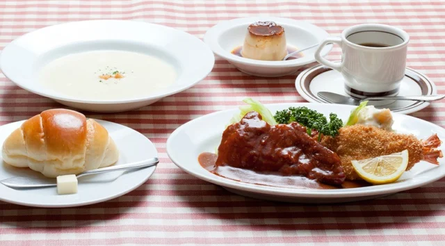 グリル十字屋が公式に掲載する洋食、スープ、パン、デザートの料理写真