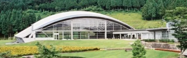 通常時の養父市立全天候運動場。アーチ形屋根のいきいきドームと隣接する交流棟。