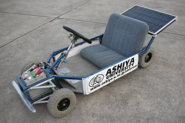 公式サイトが紹介するミニソーラーカーのイメージ。小型の車体の後部にソーラーパネルを備える
