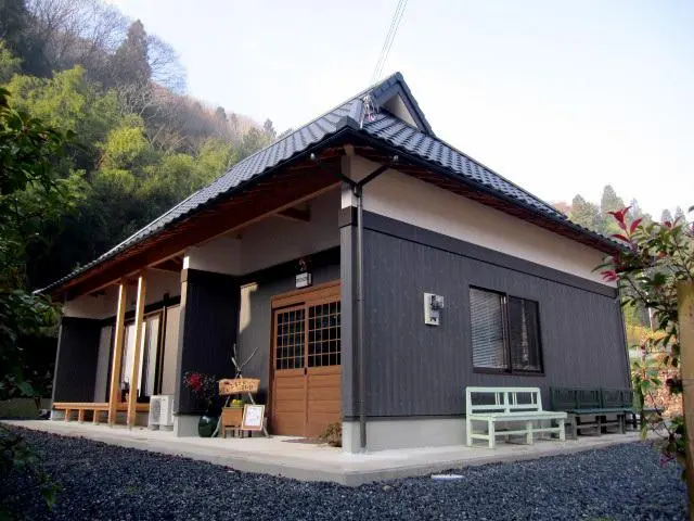 黒い板壁、白い壁、瓦屋根が特徴のいきいき交流ふるさと館の外観
