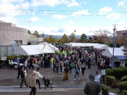 2025年の第58回いながわまつり。総合公園の広場に並ぶ白いテントと来場者